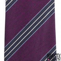 Cravate soie texturé motif rayure en biais indigo blanc cassé nuit