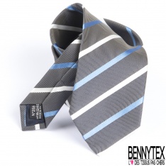 Cravate soie texturé motif rayure en biais indigo blanc cassé nuit