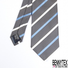 Cravate soie texturé motif rayure en biais indigo blanc cassé nuit