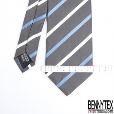 Cravate soie texturé motif rayure en biais indigo blanc cassé nuit