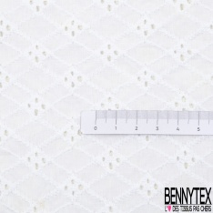 Broderie anglaise coloris blanc optique losange fantaisie