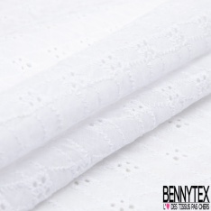 Broderie anglaise coloris blanc optique losange fantaisie