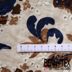 Broderie anglaise imprimé floral baroque ton naturel marine fond blanc cassé