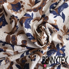 Broderie anglaise imprimé floral baroque ton naturel marine fond blanc cassé