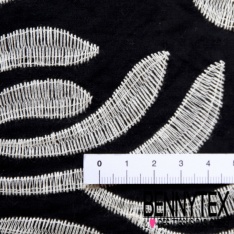 Voile de coton brodé festonné double base grand feuillage écru fond amande