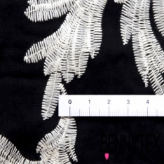 Voile de coton brodé festonné double base grand feuillage écru fond noir
