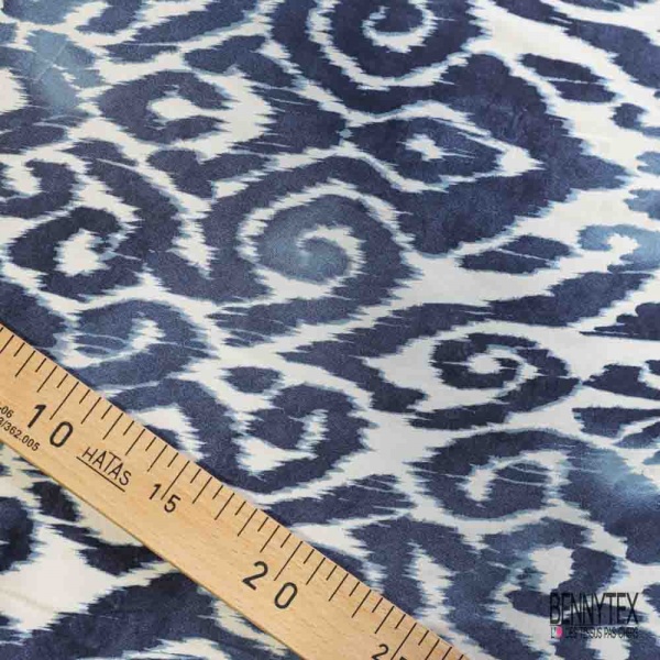 Fibranne viscose satinée imprimé digital baroque stylisé marine fond jacquard pois ton sur ton blanc cassé