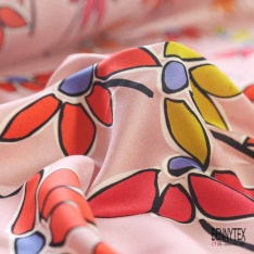 Fibranne viscose satinée imprimé digital peau de serpent stylisée fond blanc cassé