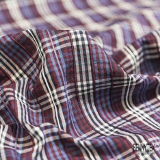 Coton seersucker motif petit vichy blanc discret framboise écrasée contour bleu lavande