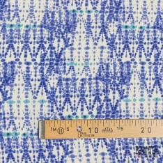 Crêpe viscose digital simple base motif abstrait géométrique ton bleu fond blanc discret