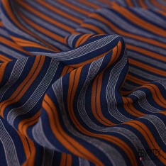 Crêpe viscose digital motif abstrait projetté bleu fond blanc cassé