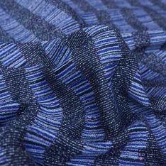 Jacquard imprimé papillon stylisé dans damier noir et blanc discret