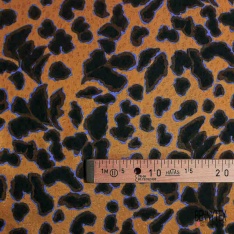 Fibranne viscose satinée imprimé digital baroque stylisé marine fond jacquard pois ton sur ton blanc cassé