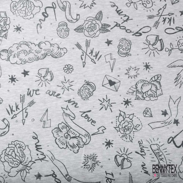 Molleton bouclette imprimé tatouage tête de mort rose fond gris clair chiné grande laize