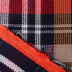 Tricot fantaisie damier asymétrique multicolore rouge noir olive moutarde