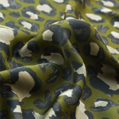 satin de viscose haute couture fond kaki dessin leo
