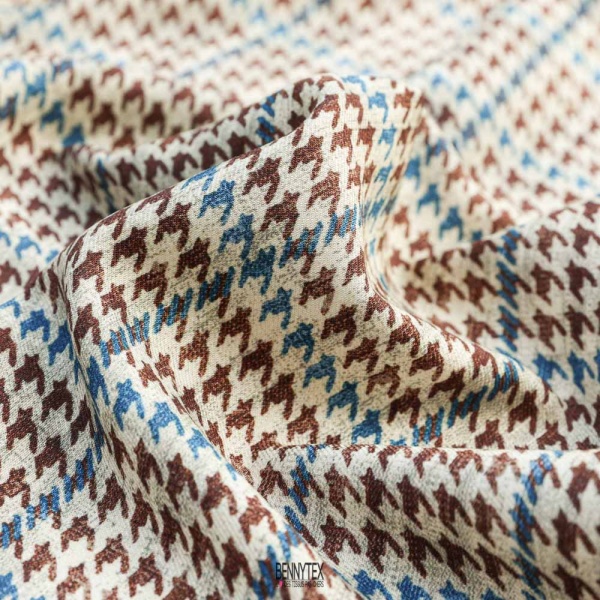grain de visose pied de puce fluide haute couture fond beige sauvage