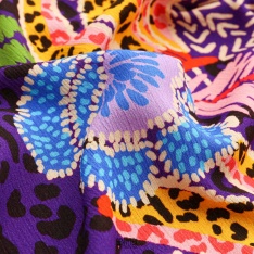 crepon viscose froissée perroquet fond violet allcolor