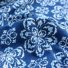 popeline de coton sublime floral fond bleu pale