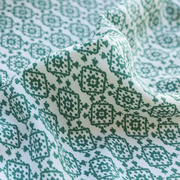 viscose satinée losange fond beige clair