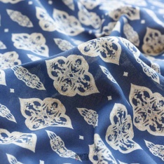 coton swiss motif arabesque fond bleu marine clair