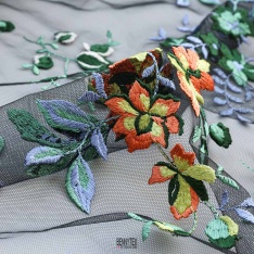 resille brodée italienne valentin haute couture fleurs multicolor