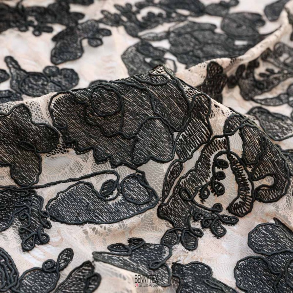 dentelle 3d broderie italienne souple valentin haute couture beige fleurs noir