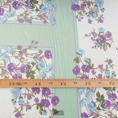 satin viscose dessin fleurs base carré fond blanc cassé