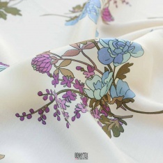 satin viscose dessin fleurs base carré fond blanc cassé