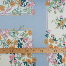 Satin viscose imprimé digital base carré ciel indigo a fleurs