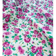 satin de viscose de luxe calzedonie fond blanc cassée fleurs fushia feuille verte