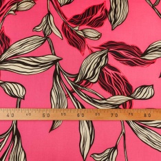 Satin viscose imprimé digital fleurs fond fushia petant