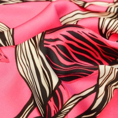 Satin viscose imprimé digital fleurs fond fushia petant