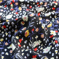 viscose imprimé fleurs fond noir iks