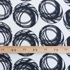 satin viscose dessin batique fond beige clair rond noir
