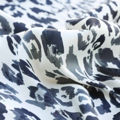 Satin viscose luxe digital leopard fond blanc tache noir et grise
