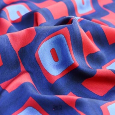 twill polyester satiné fluide carré geometrique fond rouge