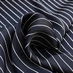 satin viscose inspi balzouc rayure fine fond bleu nuit