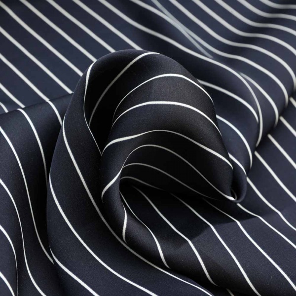 satin viscose inspi balzouc rayure fine fond bleu nuit