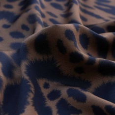 satin viscose fond choco leopard haute couture tache noir