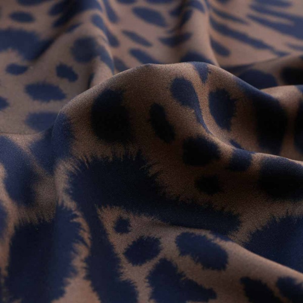 satin viscose 2 fond choco leopard haute couture tache noir