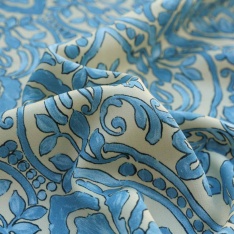 satin viscose dessin arabesque fond vanille et ciel pale