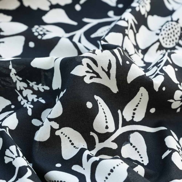 coton leger et souple style voile fond noir a fleurs blanche