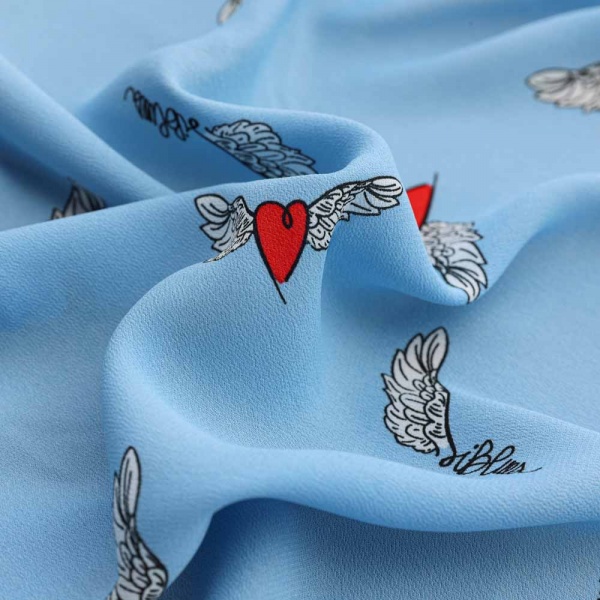 coupon crepe viscose bleu ciel layette pale aile d ange et coeur rouge