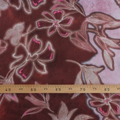 coupon satin polyester haute couture lie de vin a fleurs fushia