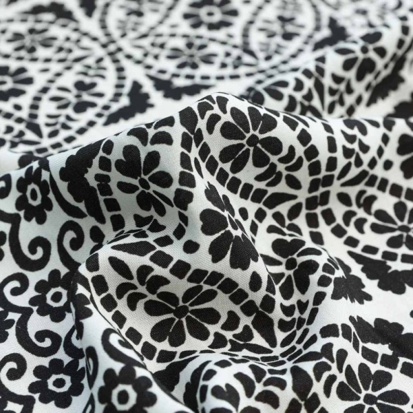 fibranne viscose a base cachemire fond blanc a fleurs noir