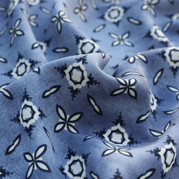 fibranne viscose tie and dye dessin ethique fond pale bleu gris