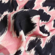 satin viscose fond rose dessin noir et ton d ecru