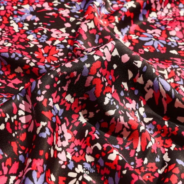 satin polyester imprimé souple fond noir tacheté