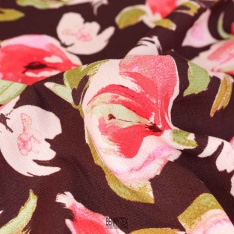 crepe viscose marocain fond choco noir fleurs rose et corail